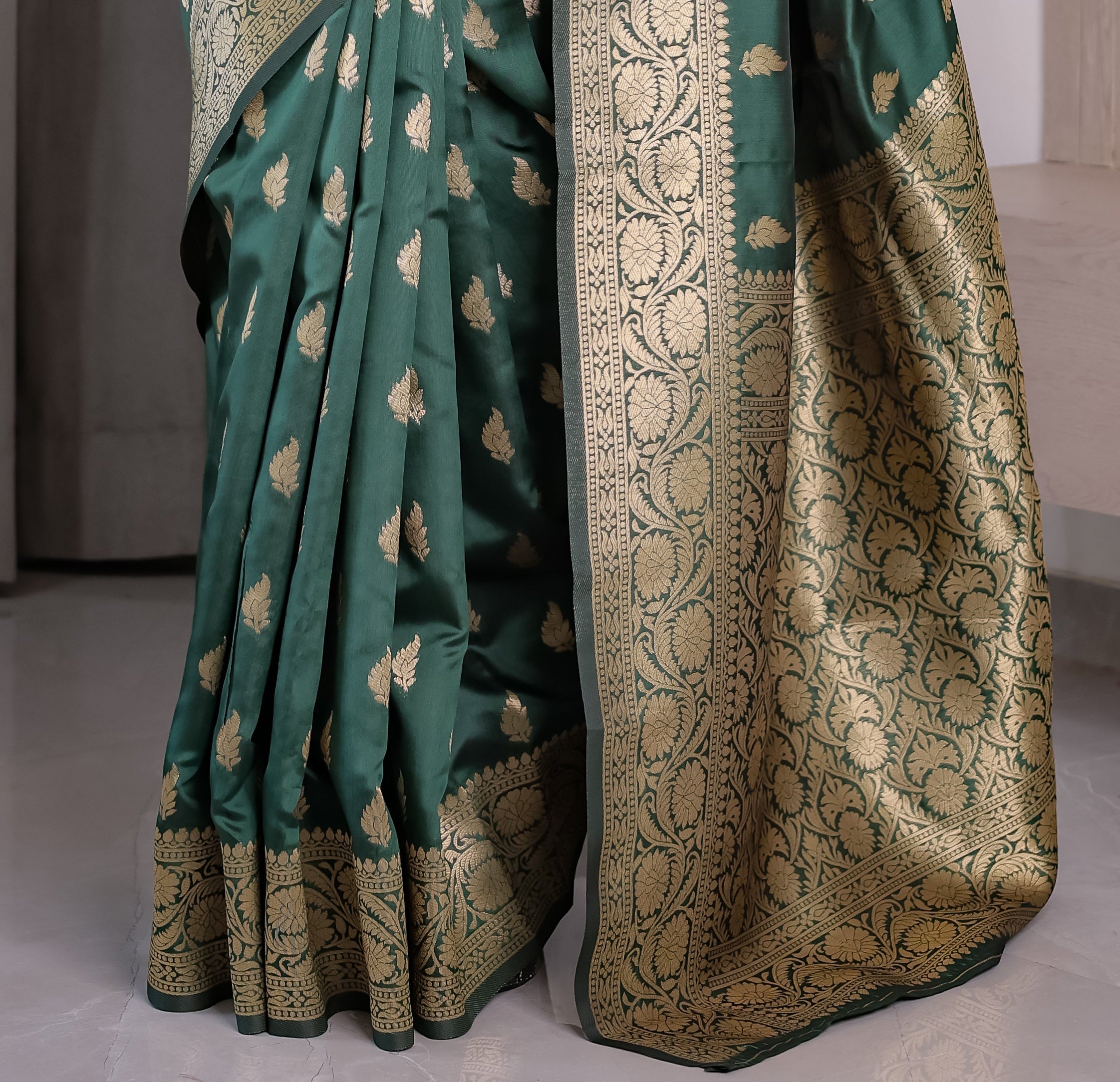 Dark Green Pure Kanjivaram Silk Saree with Golden Leaf Motifs & Floral Zari Border – 5.5m Saree + 0.8m Blouse Piece