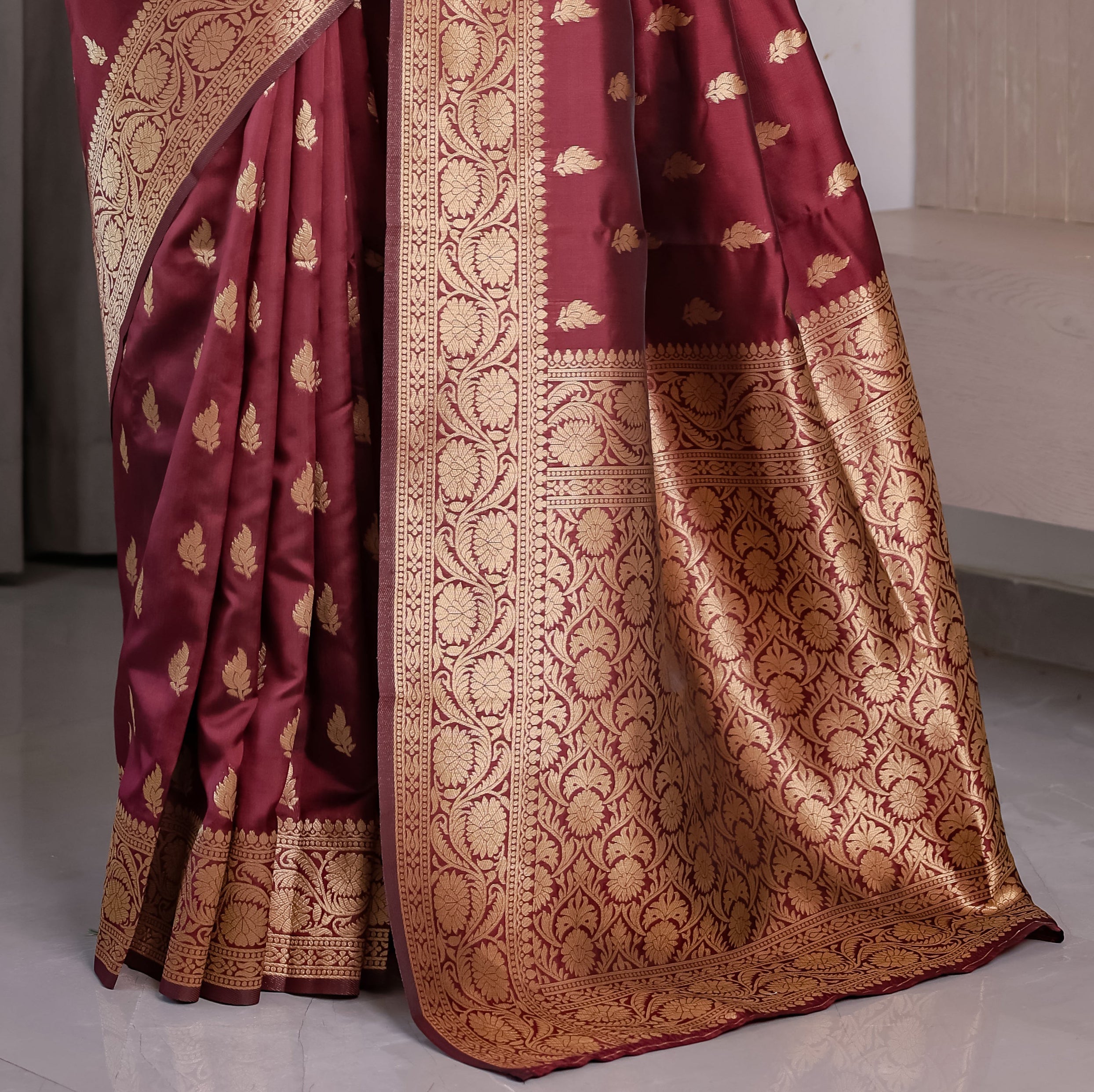 Maroon Pure Kanjivaram Silk Saree with Gold Leaf Motifs & Grand Floral Zari Pallu – 5.5m Saree + 0.8m Blouse Piece