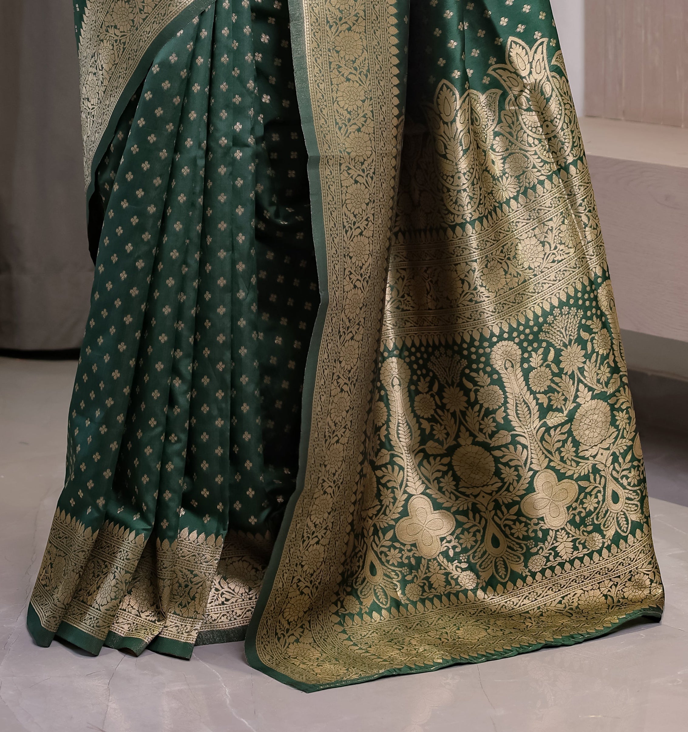 Bottle Green Pure Kanjivaram Silk Saree with Rich Golden Zari Weaving & Traditional Floral Pallu | 5.5m Saree + 0.8m Blouse
